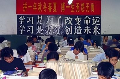 ​18年前，高考怒写8000字作文，抨击教育制度的零分女孩，如今怎样